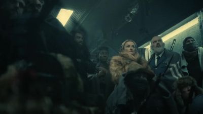 [people gasping, murmuring] - Snowpiercer