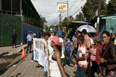 People need to get on the
street, hundreds, thousands. - ¡Las Sandinistas!