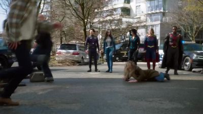 [people screaming] - Supergirl