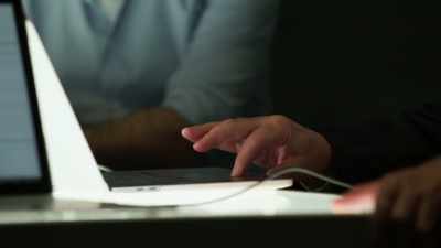-: People usually take risks, - Inside the Mind of a Con Artist