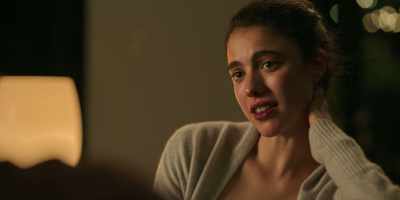 - People with money have everything.
- That's not true. - Maid