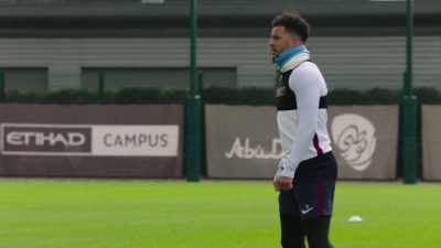 [Pep] Concept, Kyle. When he's pressed,
and you feel his problems, trail back. - All or Nothing: Manchester City