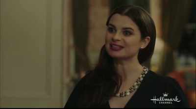 - Perdoai-me, Vossa Majestade.
- Concordais com isso? - Royally Ever After