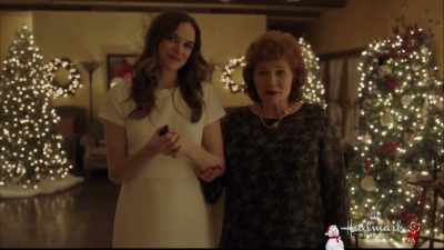 - Perfect.
- Good. I'm glad you're happy. - Christmas Joy