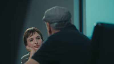Pero esta es una mujer
ortodoxa - The Tattooist’s Son: Journey to Auschwitz