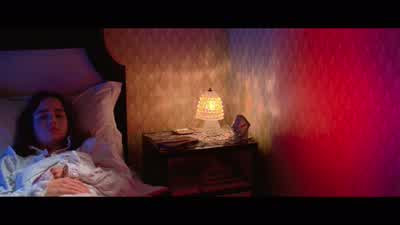 - Però, non escono dalla scuola. - Suspiria