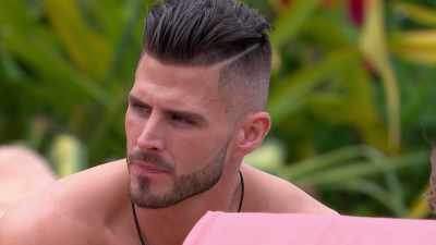 >> PERSONALITY-WISE, SHE SEEMS
SUPER OUTGOING. - Love Island