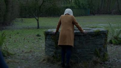 [Peyton] How funny would it be if now,
I knocked you in? - iZombie