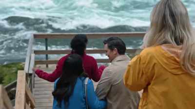 Phil: Look at that. - Falling in Love in Niagara