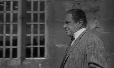 [Philip] Wait. We didn't come here
for a meal, you know? - Cul de sac