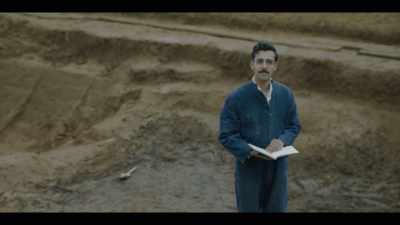 -Phillips.
-[Phillips] Our excavator has returned. - The Dig