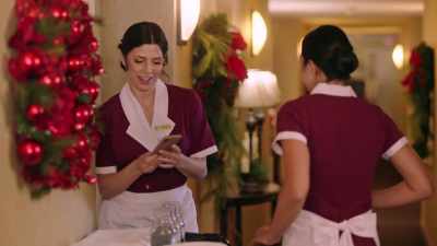 (phone beeps)
- Oh, just a sec. - Royally Yours, This Christmas