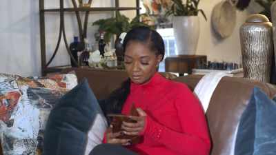 (phone buzzing) - Ebony Hustle