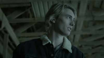 [phone buzzing] - Eyewitness
