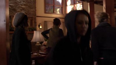 ( phone dialing )
MONA, TRY YOUR PHONE. - Pretty Little Liars