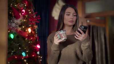 (phone dinging)
(diana gasping) - It’s Beginning to Look a Lot Like Murder