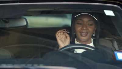 (phone ringing) - Ebony Hustle