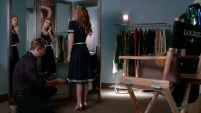 [phone ringing] - Famous in Love