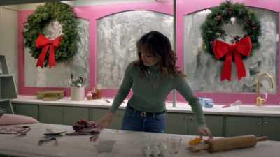 (phone ringing) - The Enchanted Christmas Cake