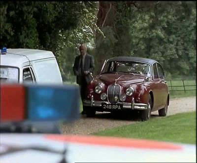 (Phone rings)
- Thames Valley Police. Can l help? - Inspector Morse
