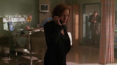 - (phone rings)
- (woman) Hello? - The X-Files