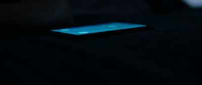 PHONE VIBRATES - I Am