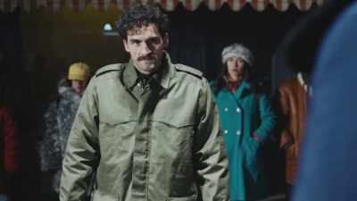 Pick up the knife, Gregor. - Comrade Detective