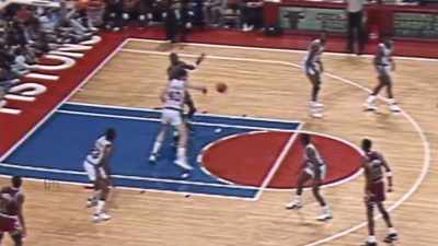 Pippen passes inside,
Laimbeer knocks it away. - The Last Dance