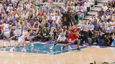 Pippen working on Russell.
Double-teamed. - The Last Dance