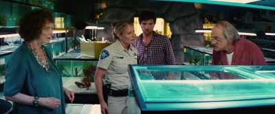 Piranhas hunt in packs - Piranha 3D