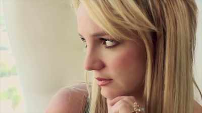 [plaintive music] - Framing Britney Spears