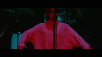 Plant pots, coffee table,
sofas, tea pot, get it. - Oasis: Knebworth 1996