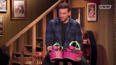 - Plastic sandals
scraping on the floor. - Super Maximum Retro Show