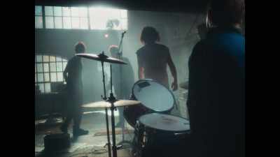 - Play the riff.
- What? What riff? - Pistol