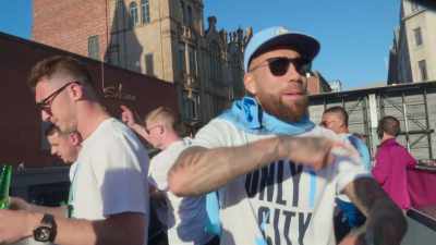 [players vocalising melody] - All or Nothing: Manchester City
