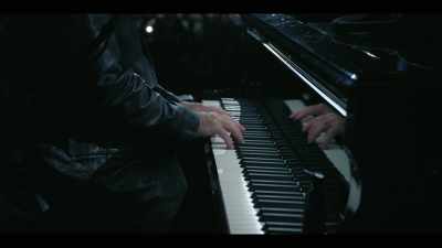 (playing intro to
"Turn the Lights Back On") - Billy Joel: The 100th - Live at Madison Square Garden