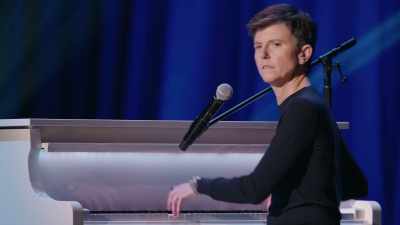 - [playing off-key]
- [audience laughs] - Tig Notaro: Hello Again