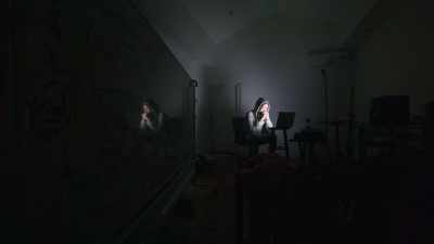 [playing on laptop]
♪ White woman ♪ - Bo Burnham: Inside