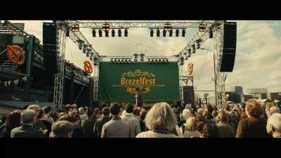 - Please, everyone,
give me a warm welcome - Pitch Perfect: Bumper in Berlin