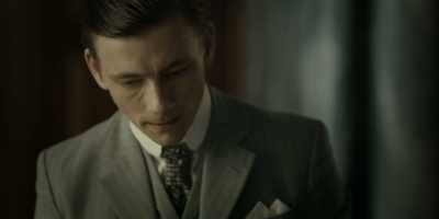- Please speak in a clear voice.
- Yes, sir. - A Fortunate Man