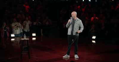 - Please, take a seat.
- [audience quiets] - Tom Segura: Sledgehammer