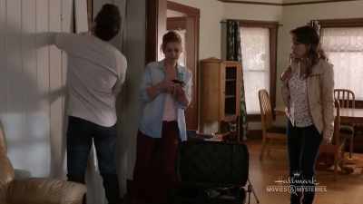 - Please tell me there
are no dead bodies - The Julius House: An Aurora Teagarden Mystery