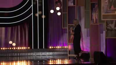 -Please welcome Lisa Kudrow. - Carol Burnett: 90 Years of Laughter + Love