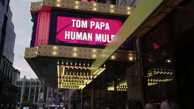 - Please welcome to the stage&nbsp;
Tom Papa. - Tom Papa: Human Mule