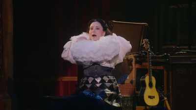 Poate că aceasta e supraputerea mea. - Alex Borstein: Corsets & Clown Suits