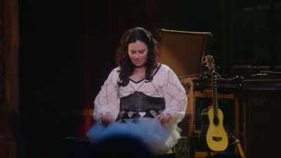 Poate că acum e momentul
să-mi pun costumul de clovn. - Alex Borstein: Corsets & Clown Suits