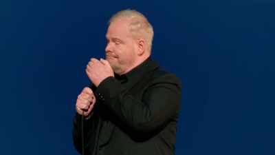 "Podem tirar o modo voo
dos vossos telemóveis. - Jim Gaffigan: Dark Pale