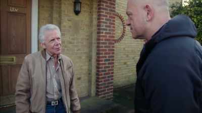 Police cars here, helicopters. - Britain's Tiger Kings - On the Trail with Ross Kemp