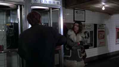 - Police! I need the phone.
- Come on! - Death Wish