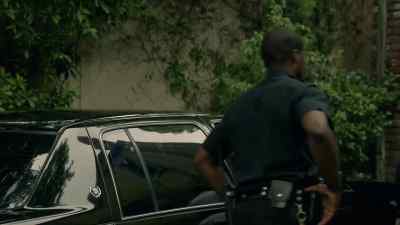 [police officer]
I need you to back away. - American Crime Story